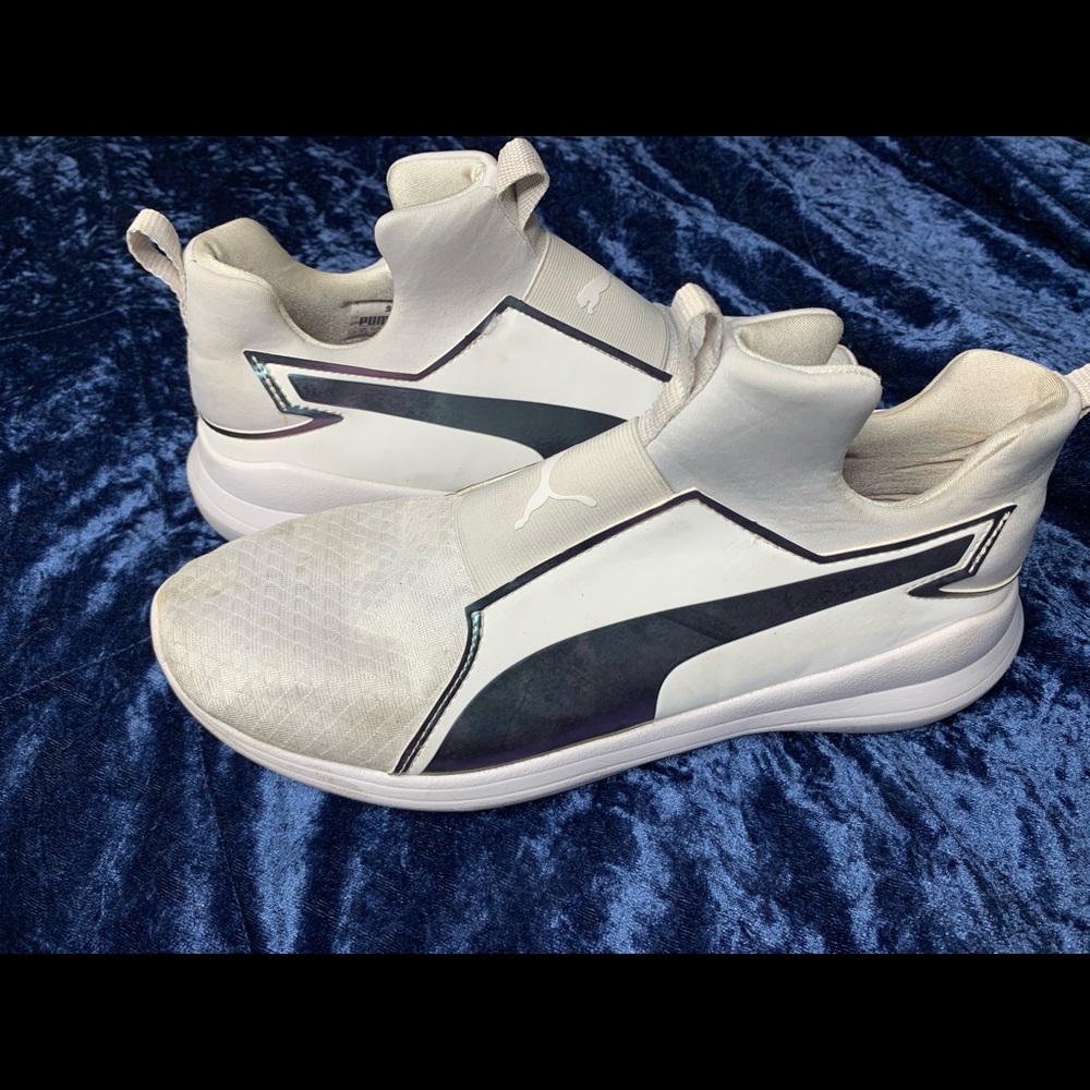 Holographic pumas
